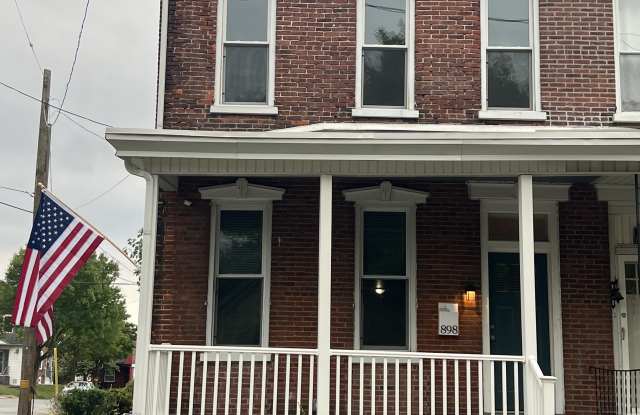 Photo of 898 Queen St