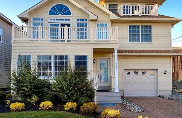 Photo of 205 W Brigantine Ave