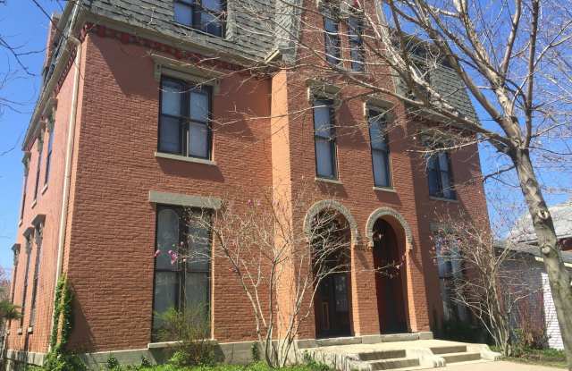 Photo of 220 S 6th St (Maison de Ville)