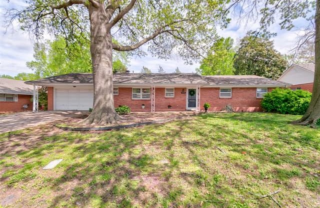 1208 SE Greystone Avenue - 1208 Southeast Greystone Avenue, Bartlesville, OK 74006