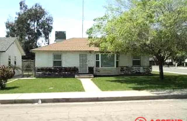 Comfortable 3BD/1BA Home in Bakersfield's 93304 — Gardener Included & Pets Welcome!