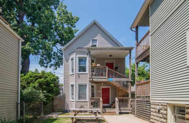 4220 North Saint Louis Avenue