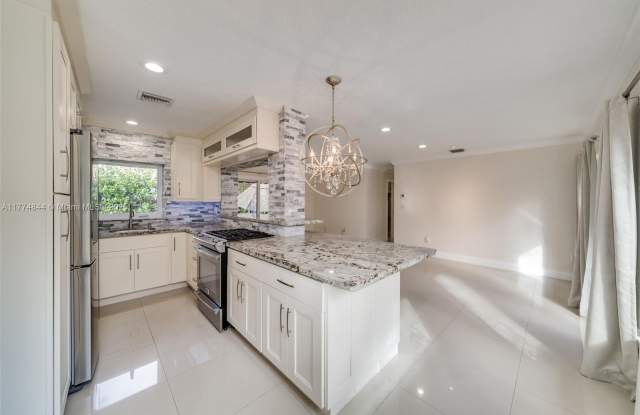 919 SW 7th St