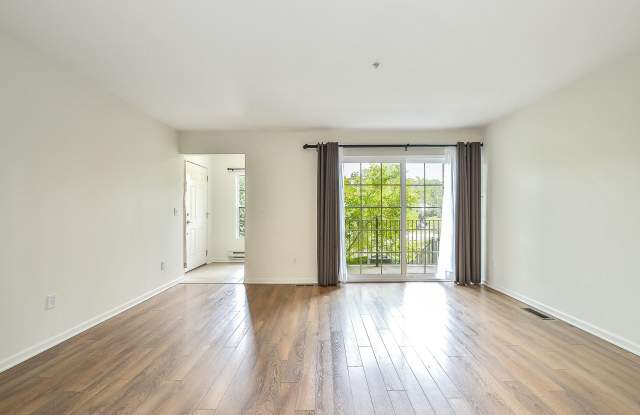 120 W Oakbrook Drive