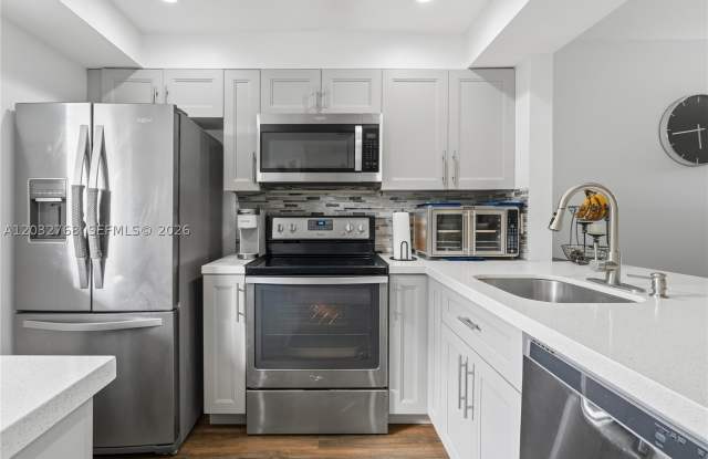9340 Lagoon Pl