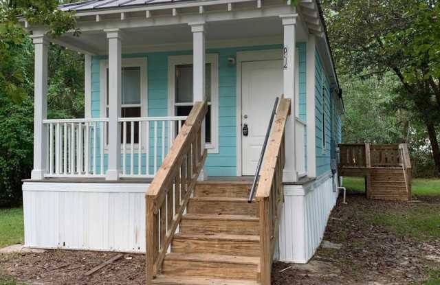 GAUTIER, MISSISSIPPI - Charming 2 bedroom 1 bath cottage.