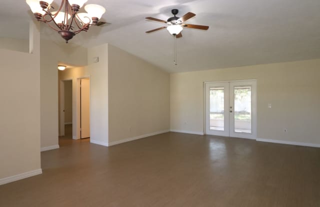 3/2/2 Fence yard side, entry garage