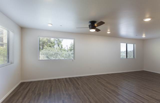 Gorgeous 4 Bed/3 Bath in USD Area with 3 Parking Spaces  *Washer/Dryer in Unit*