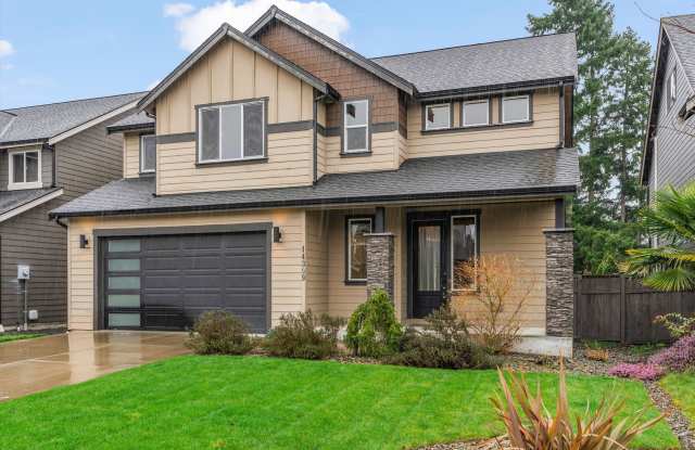 Backyard Putting Green + Outdoor Fireplace | Comfortable Puyallup Rental