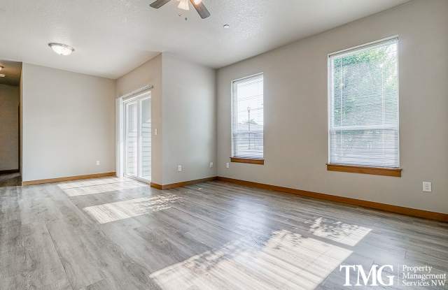 Gorgeous Duplex in Great Washougal Location with Dual Primary Suites!