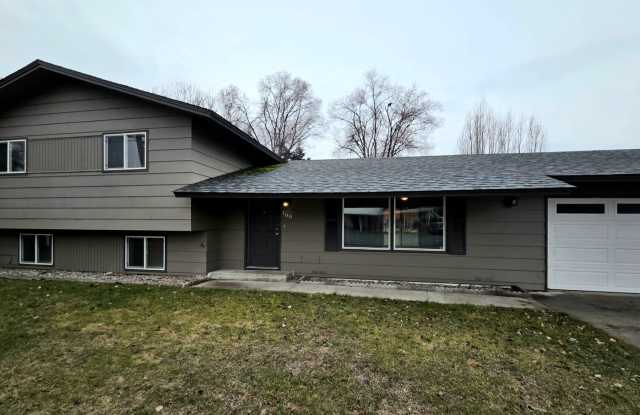 **Charming 3 Bedroom + Bonus, 2.5 Bath House for Rent in Desirable East Wenatchee**