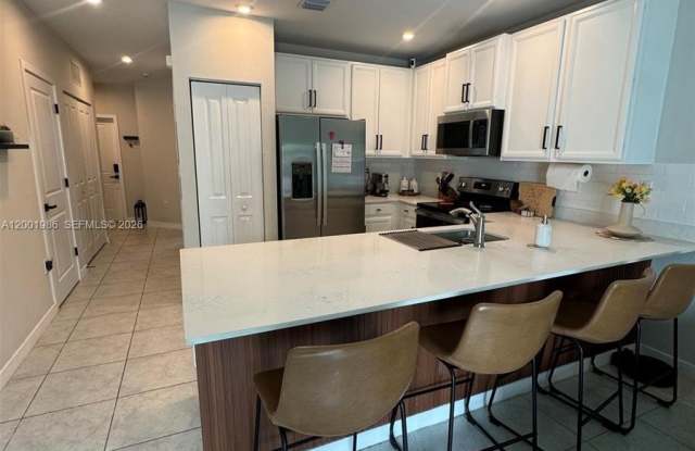 1009 NW 4th Ter