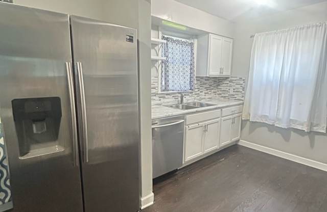 8825 South Kenwood Avenue