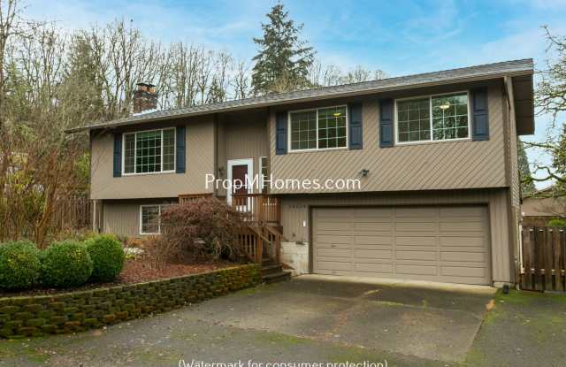 Spacious Four Bedroom Split-Level Home In Milwaukie!