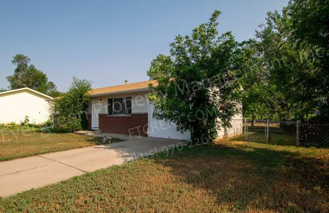3-Bedroom Home Near Dining and Shopping
