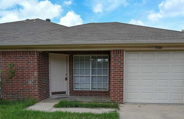 3 bed 2 bath Duplex Decatur TX