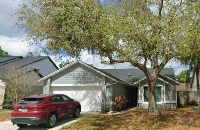 Upgraded Oviedo Home - Screened porch, fenced back yard, wood floors