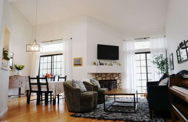8212 Mainsail Drive Unit 206