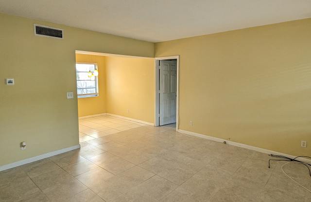 2451 NE 49th St Apt 104