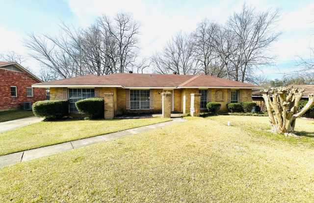 ** 3 bed 2 bath located off Vaughn Rd ** Call 334-366-9198 to schedule a self-tour