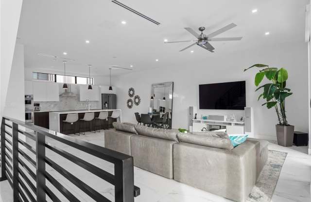 1044 N Victoria Park Rd