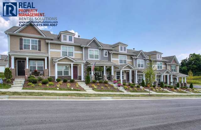 Wonderful townhome 15 min. to downtown Nashville- pool, tennis courts  fitness center!