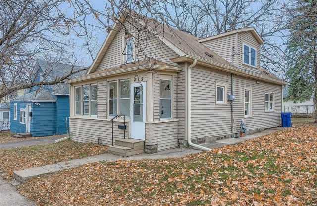 Photo of 475 Lawson Ave Avenue W