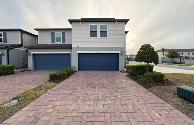 AVAILABLE NOW! GREAT LOCATION! AMAZING 3 BEDROOM TOWNHOUSE!