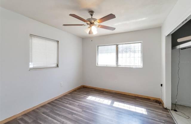 1914 W WALNUT STREET