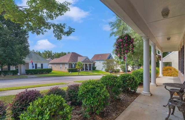 Beautiful 3 Bedroom Ranch: Move in Special available