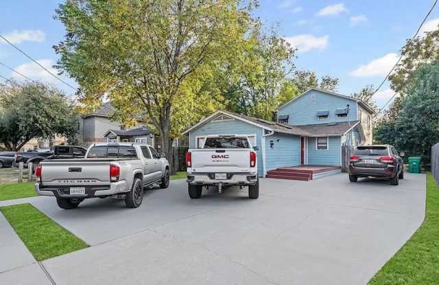7-Bedroom Home 2 Minute Walk From Campus!