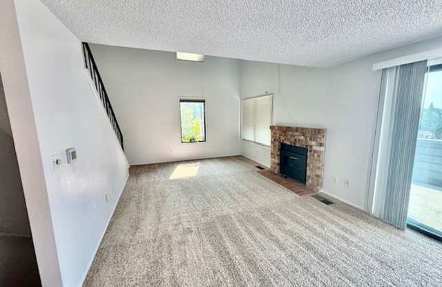 DES MOINES CONDO WITH PEEK-A-BOO SOUND VIEWS  PRIVATE GARAGE!