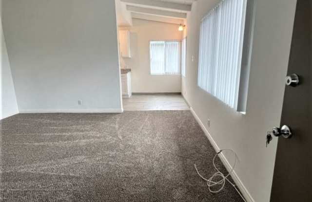 1106 W Broadway 6