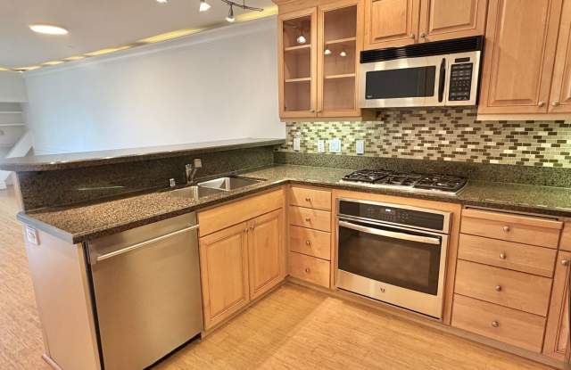 Capitol Hill 2 Bedroom w/ Incredible Views! Available Now!