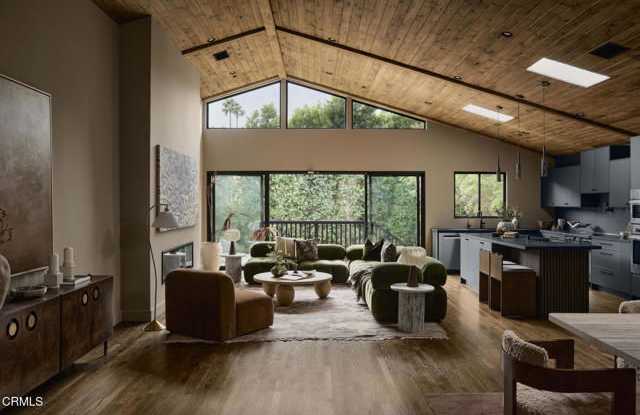 Photo of 12406 La Maida Street