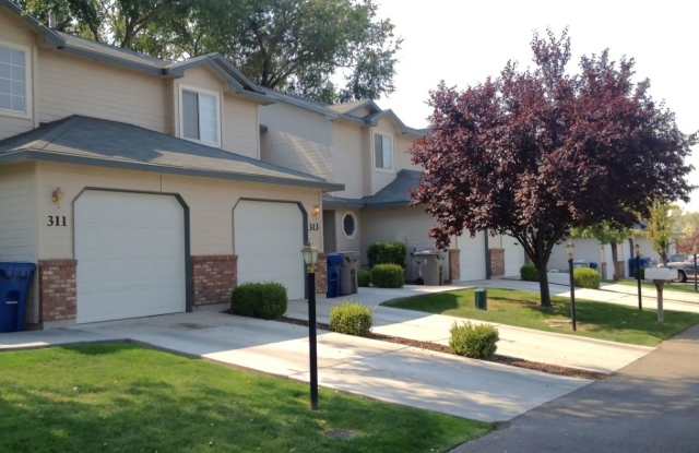Beautiful 3 bed 1.5 bath Townhome with garage in Nampa!