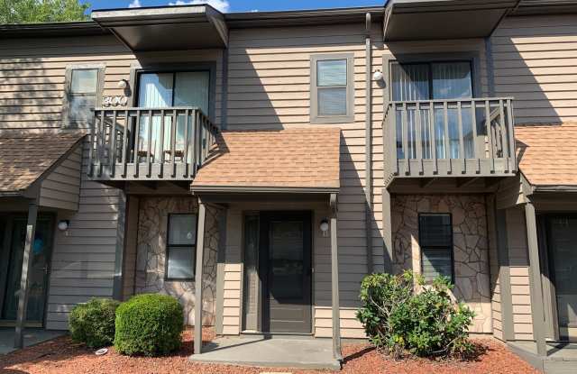 2 Bedroom, 1.5 Bathroom Condo in Winston-Salem!