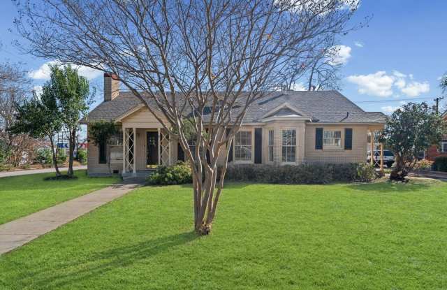 Spacious 3 Bed / 3 Bath Home w/ Large Fenced Yard & Deck in Temple ISD