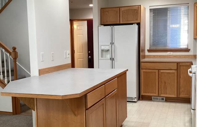 3 Bedroom, 2.5 Bath Condo in Everett with New Carpet  Paint Throughout