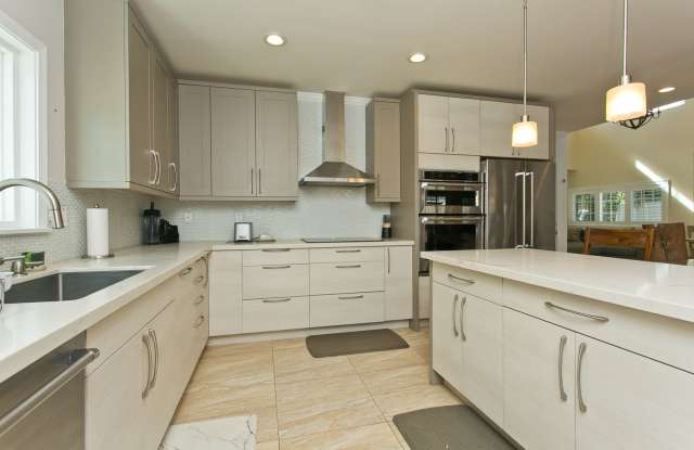 Photo of Diamond Head - Pet friendly - furnished 3 bedroom home with garage! Available now!