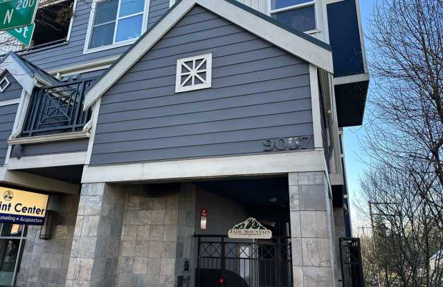 2 Weeks Free Rent at Wonderful Greenwood 2 Bed/2Bath