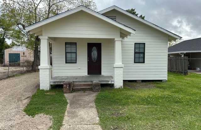 Photo of 2B/1B Home Available in Lake Charles