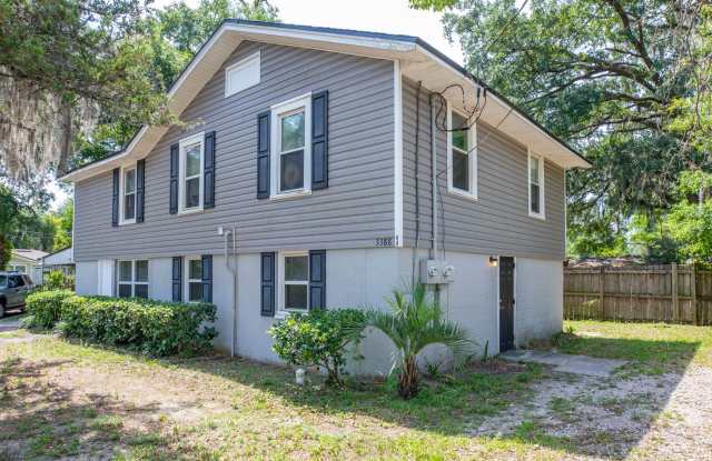 Photo of Spacious 3 bedroom, 1 Bathroom Upper Level Duplex Apartment