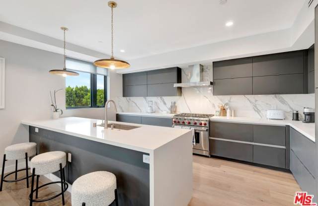 1017 North Croft Avenue