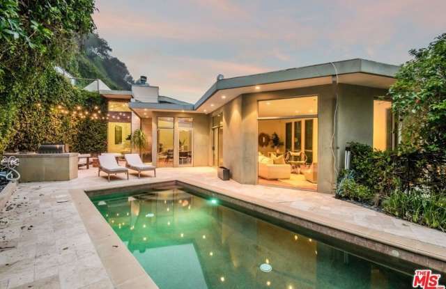 Photo of 3685 Mandeville Canyon Rd