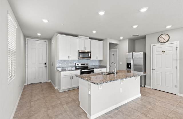 1004 ROBIN HOLLY STREET