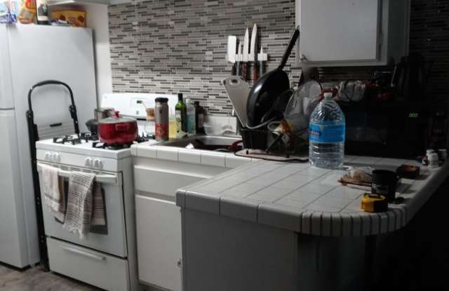 Studio in Golden Avenue community - comes with AC, parking, laundry onsite!