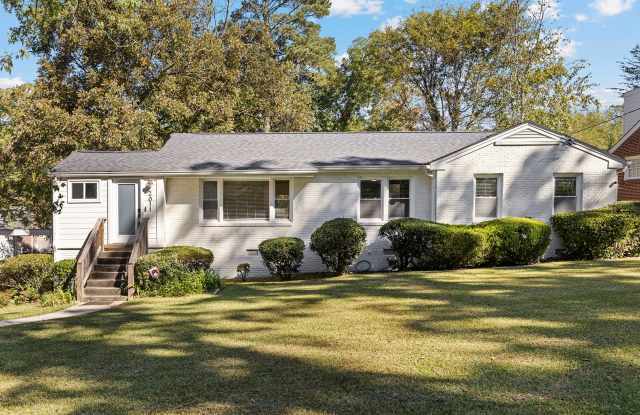 Beautifully Updated 3/2 w/ Large Fenced Backyard, Minutes From ATL Airport and Woodward Academy