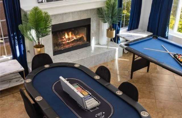 2838 Via Stella Street