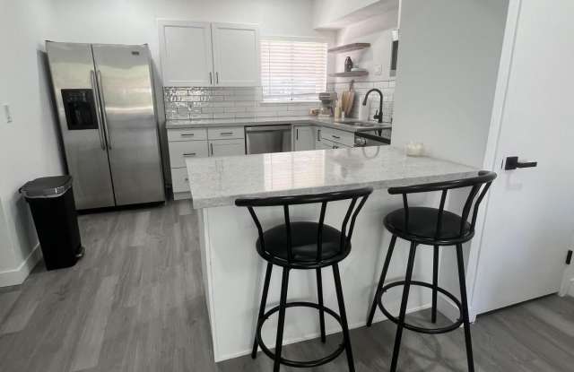 353 E THOMAS Road unit: C104